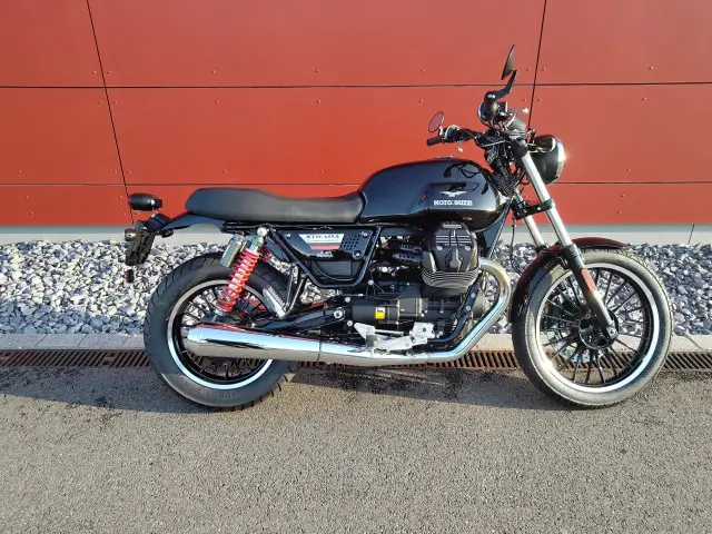 moto guzzi v9 roamer