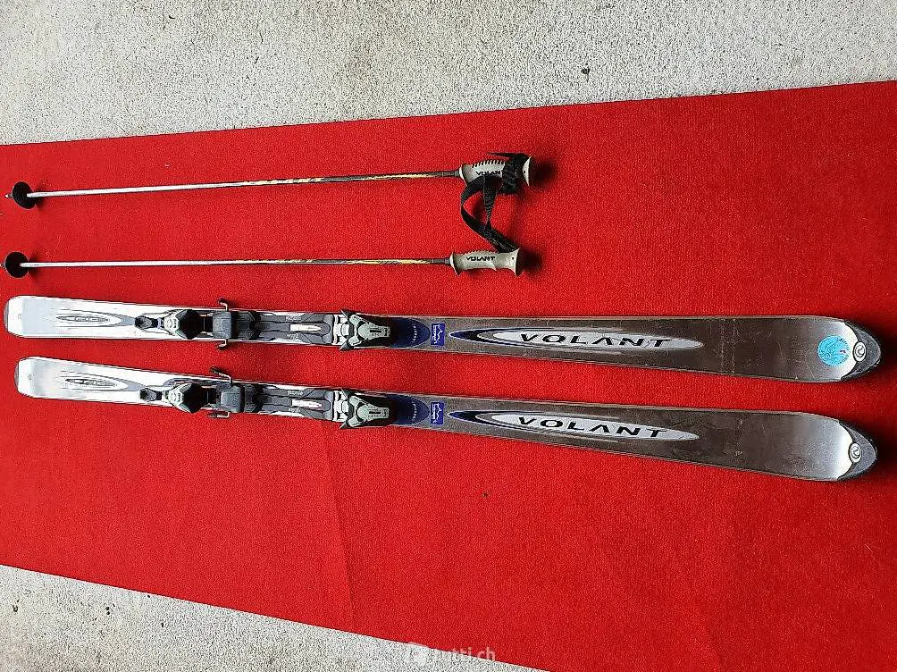 Ski mit Bindung und Stöcke