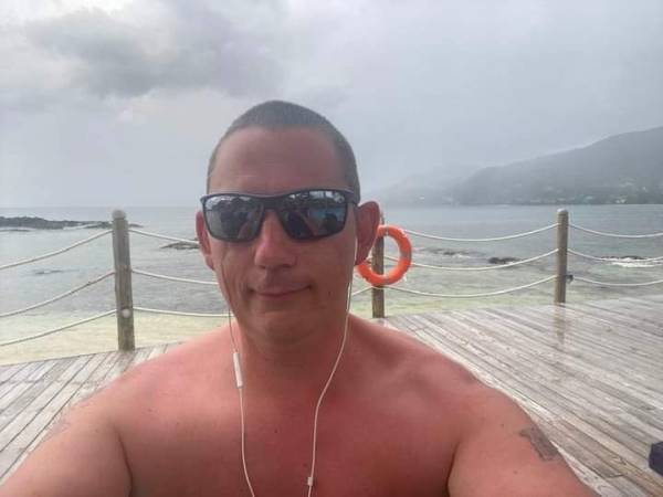 Homme proose escorte pour femmes de tout âges