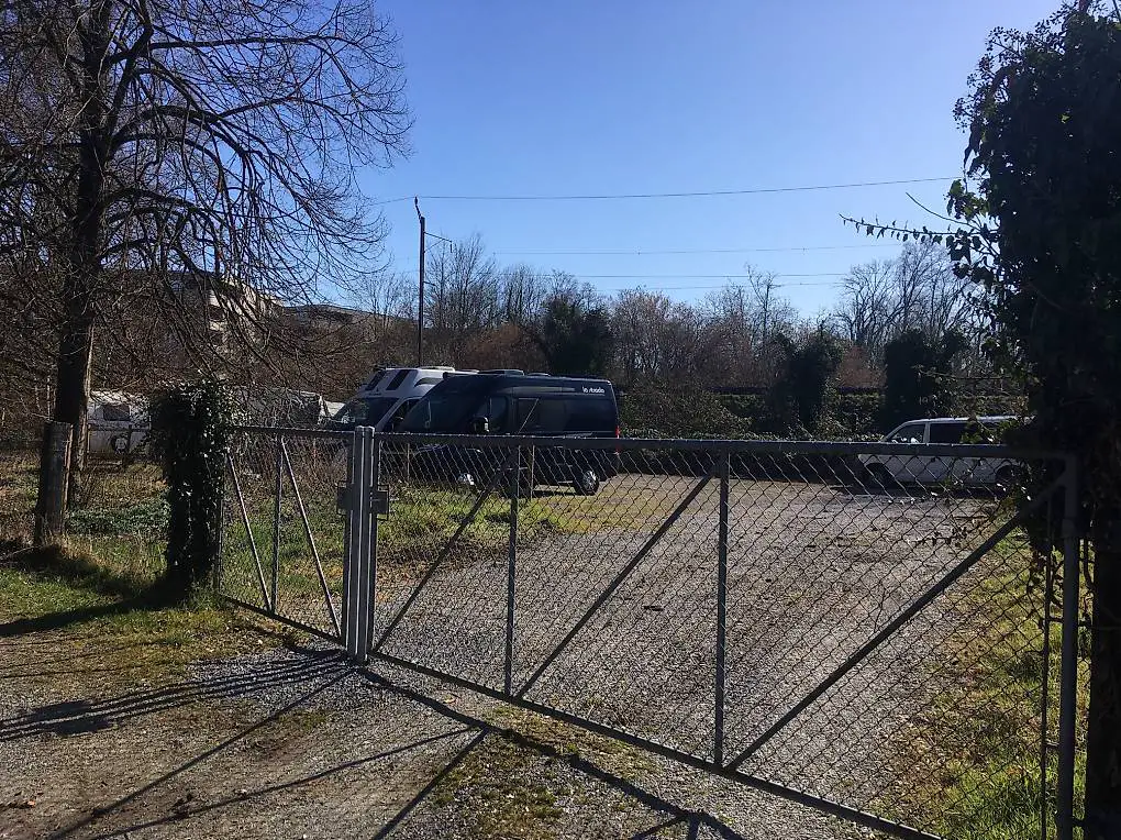 Stellplatz Parkplatz Wohnmobil Camper Büssli Wohnwagen