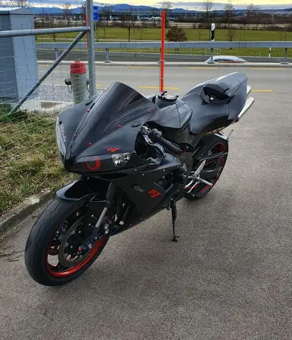 YAMAHA R1