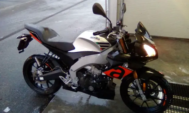 aprilia tuono 125