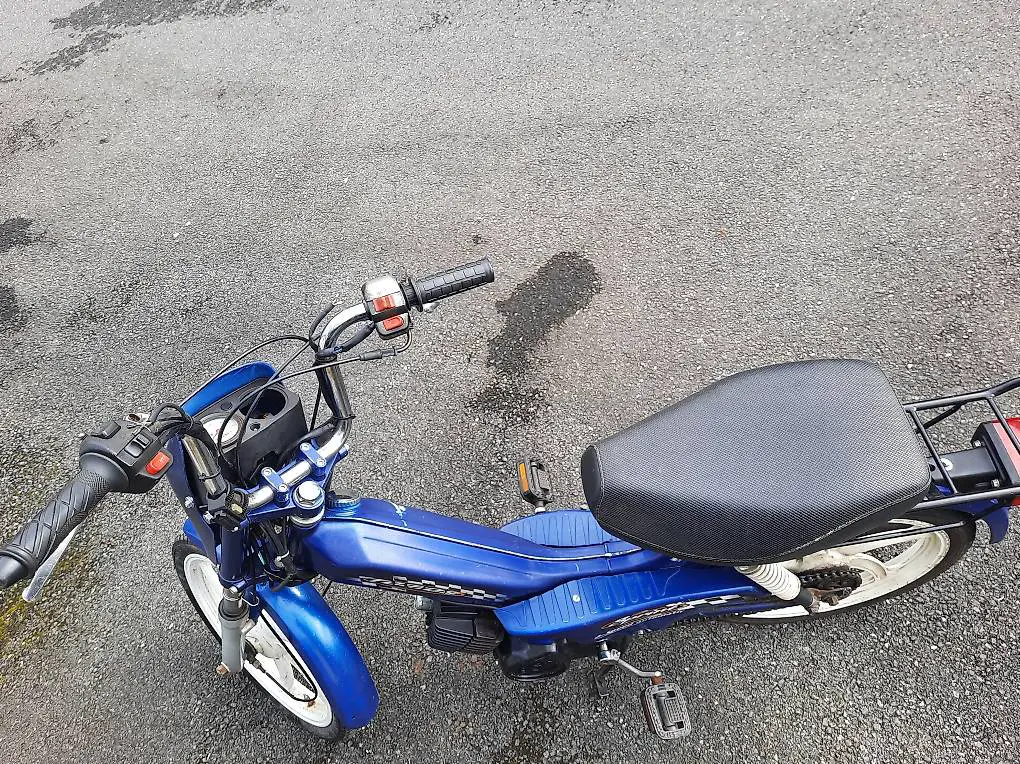 Mofa Tomos springt mit Ausweis