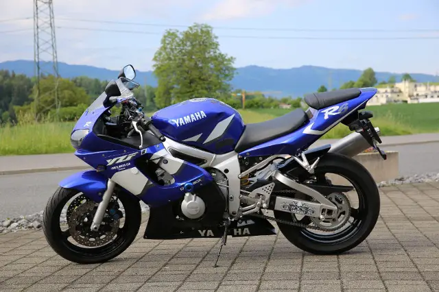 YAMAHA R6