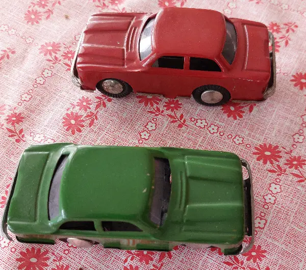 2 Blech Modellautos mit Schwungrad funktioniert