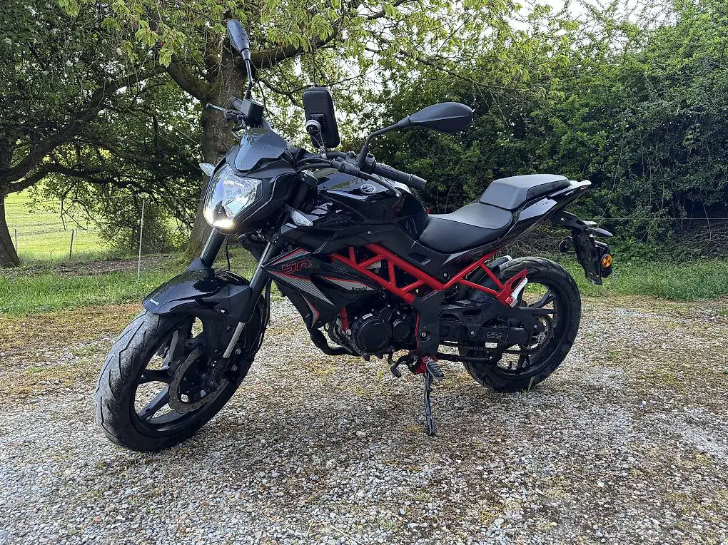 Benelli BN 125 Schwarz/Rot