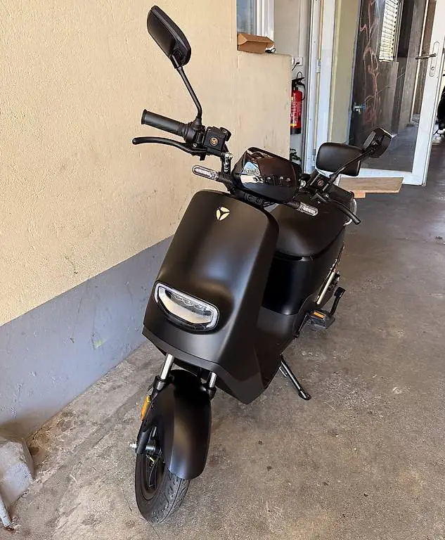 E Roller Yadeo Schwarz Matt