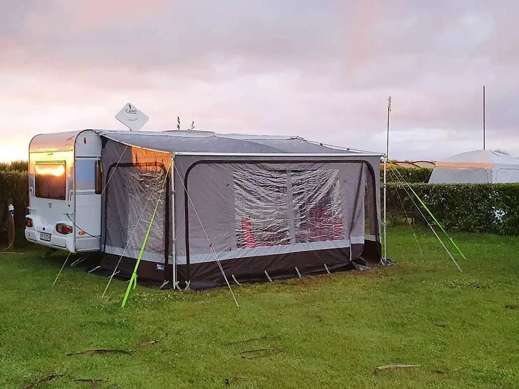 Wohnwagen Wilk S4 490 UE mit Sackmarkisenvorzelt