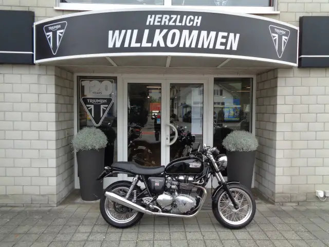 triumph thruxton 900