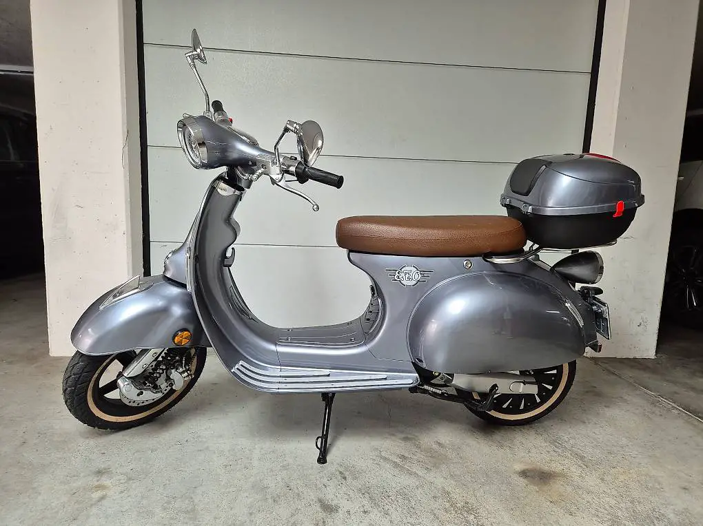 E.F.O. Elektroroller EV4000 silbergrau glänzend