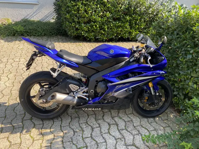 YAMAHA R6