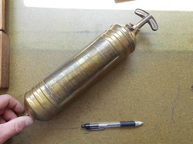 historischer messing Feuerlöscher für Oldtimer restauriert