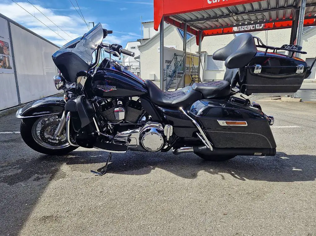 Harley Davidson FLHRC Road King Classic Schnäppchen