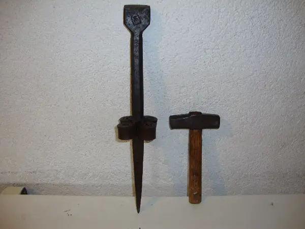 Dengelstock mit Hammer