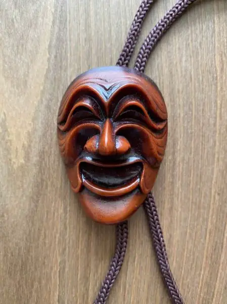 Halsband mit schöner Maske