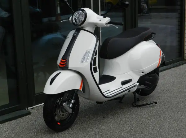 Vespa GTS 300 Super Sport, Baujahr 2024