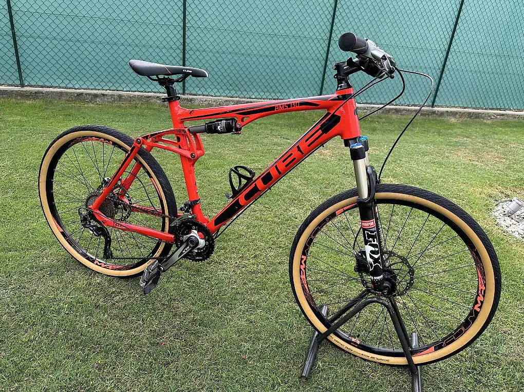 Bicicletta MTB Cube bi-ammortizzata