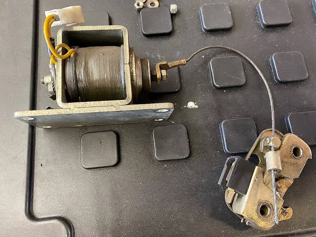 Ferrari Mondial 4V Disp ouver capot 152326+ 60277407