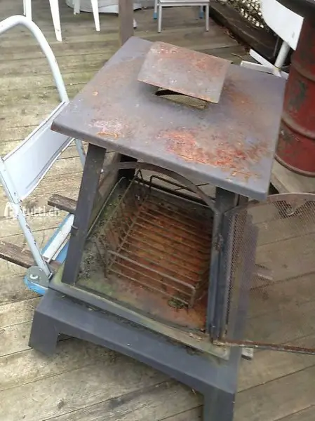 Feuerkamin mit Funkengitter, Holz und Brennrost und Aschen