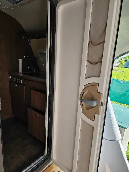 Wohnwagen auf Campingplatz Sattel