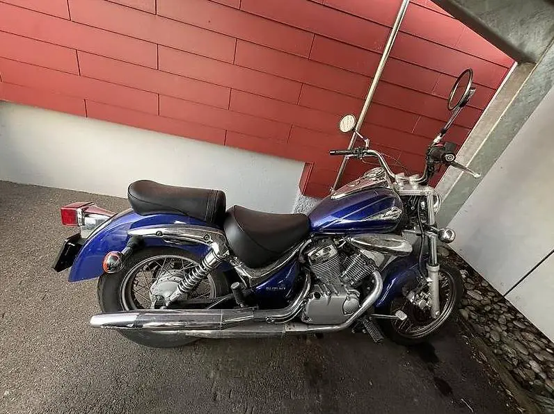 Töff Suzuki VL125 blau