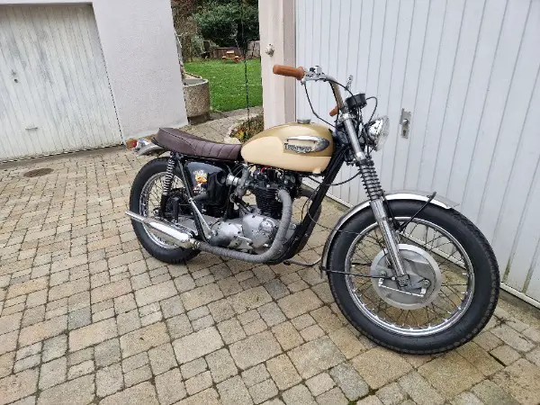 Triumph T120