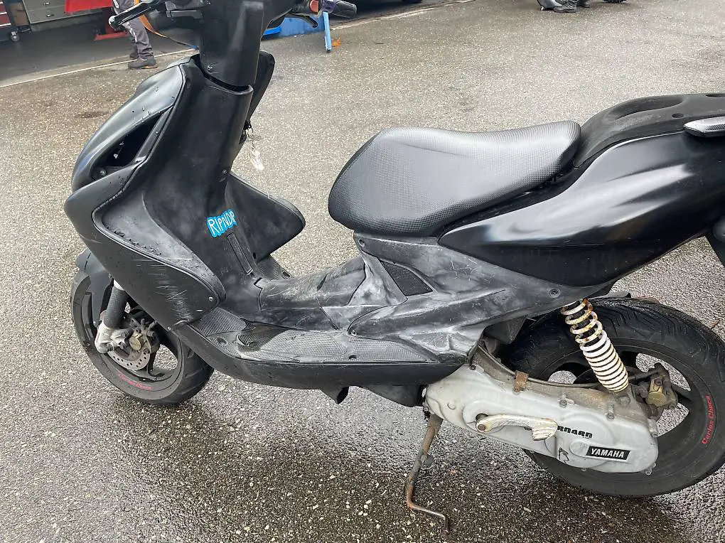 Scooter targa gialla