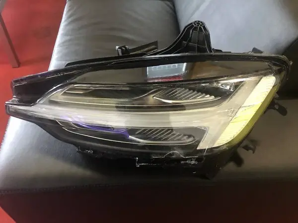 FRONTSCHEINWERFER: VOLVO V60 "NEUES MODELL" 4.2019. VORNE LI