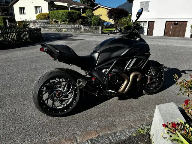 DUCATI Diavel 1200 Strada