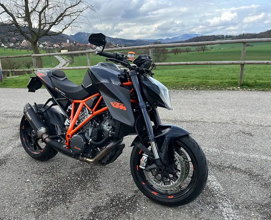 KTM Duke 1290r mit sehr gutem Zustand