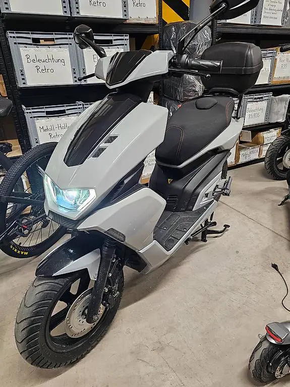 E-Roller in schönem grau (Vorführmodell)