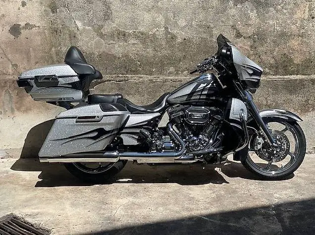 Harley Davidson FLHXSE CVO