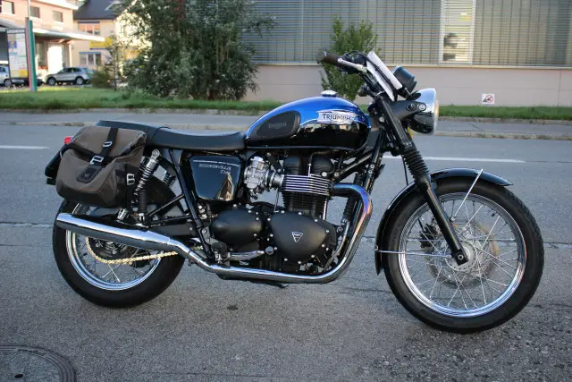 TRIUMPH Bonneville 900 T100